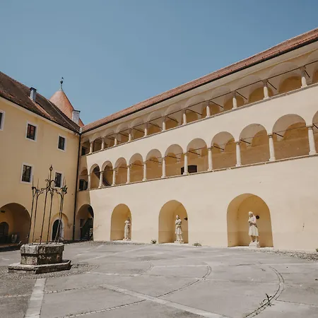 Mokrice Castle Estate فندق