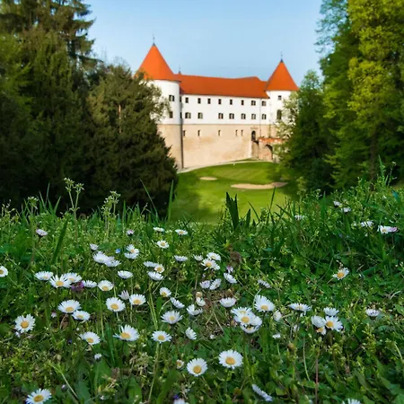 Mokrice Castle Estate فندق